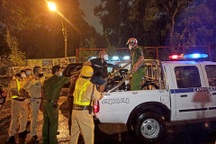 Người đàn ông nước ngoài ra đường sau 18h, gây rối tại chốt kiểm soát