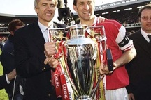 Thế giới bóng đá choáng váng khi Wenger bất ngờ từ chức