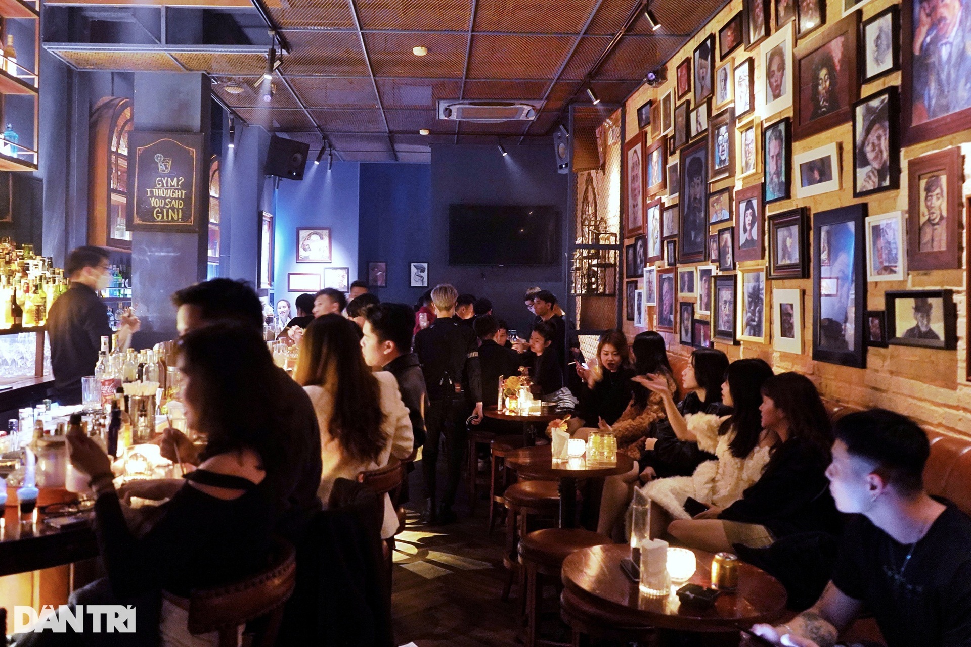 Giới trẻ Hà Nội tình tứ hẹn hò tối 8/3 - 9