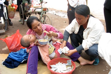 Nghệ An: Lễ hội Đền Cuông “sới bạc” tràn lan... “cái bang” tụ hội