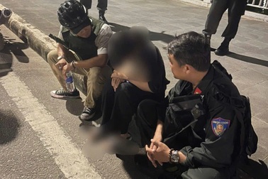 Cảnh sát kịp thời ngăn nữ sinh nhảy cầu lúc rạng sáng