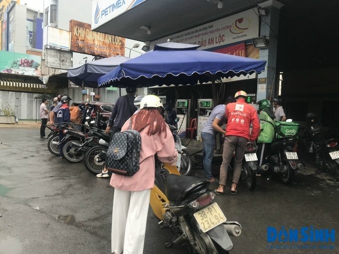 Đa số các cây xăng tư nhân thì đóng cửa ngừng hoạt động hoặc bán có giới hạn chỉ bán số lượng ít với 30.000-50.000 đồng/lượt khách.