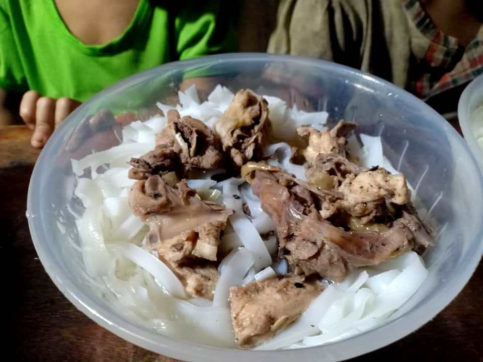 “Tiệc” liên hoan bế giảng đầy ắp tình cảm của học sinh miền núi Quảng Nam - 1 “Tiệc” liên hoan bế giảng đầy ắp tình cảm của học sinh miền núi Quảng Nam - 1