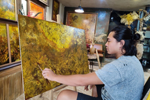 Họa sĩ 9x đưa văn hóa Việt vào tranh sơn mài