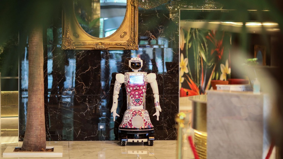 Khách sạn dùng robot phong cách hầu gái tích hợp AI phục vụ khách - 1 Khách sạn dùng robot phong cách hầu gái tích hợp AI phục vụ khách - 1