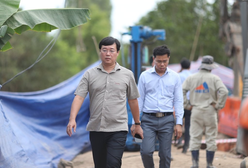 Trụ bê tông nơi bé trai mắc kẹt sẽ được kéo lên sáng mai - 1 Trụ bê tông nơi bé trai mắc kẹt sẽ được kéo lên sáng mai - 1