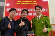Du khách Nhật Bản xúc động được công an Việt Nam tìm lại "phao cứu sinh"