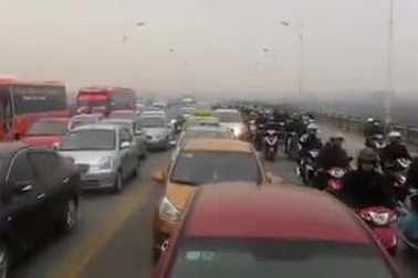 Hai ôtô đâm "đấu đầu", cầu Vĩnh Tuy thành đường một chiều