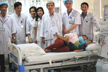 Lần đầu chạy thận nhân tạo thành công cho bé 5 tuổi nặng 12 cân