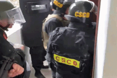 Cảnh sát vây bắt đối tượng nguy hiểm có súng, cố thủ trong nhà nghỉ