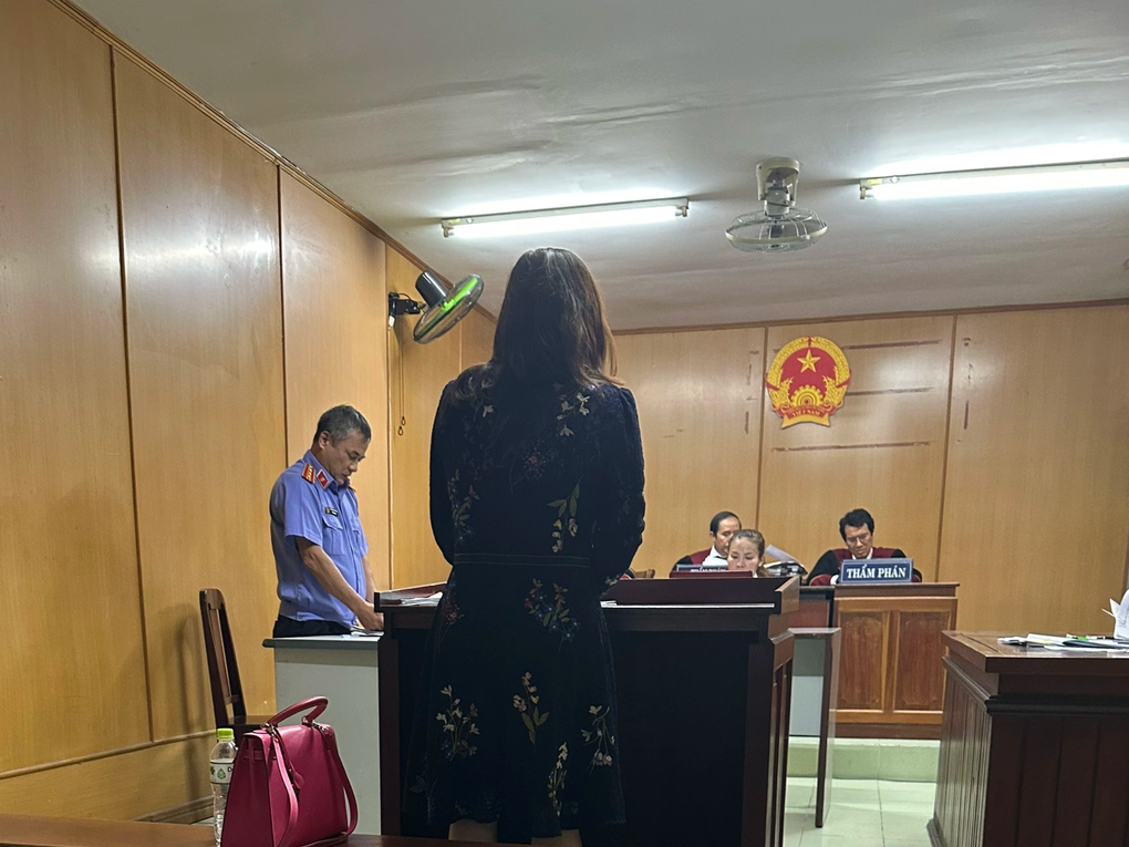 Mâu thuẫn làm ăn, người phụ nữ cầm đá đập phá ô tô - 1 Mâu thuẫn làm ăn, người phụ nữ cầm đá đập phá ô tô - 1
