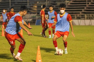 Quyết đấu Singapore, cầu thủ U23 Việt Nam phải đeo khẩu trang tập luyện