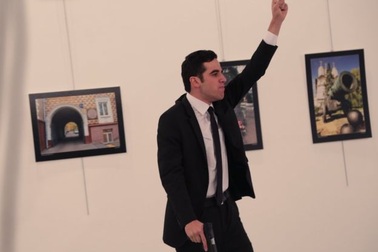 Hình ảnh kẻ ám sát Đại sứ Nga ở Thổ Nhĩ Kỳ khua súng tại hiện trường