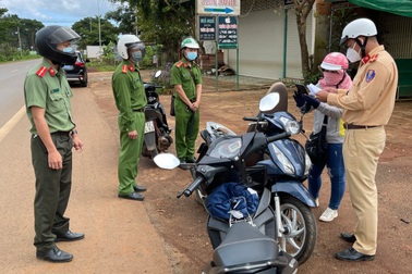 Bị nhắc đeo khẩu trang, người đàn ông đấm vào mặt cán bộ chống dịch