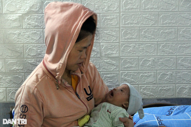 Vợ mới sinh 2 tháng đã phải chăm chồng ung thư "gần đất xa trời"