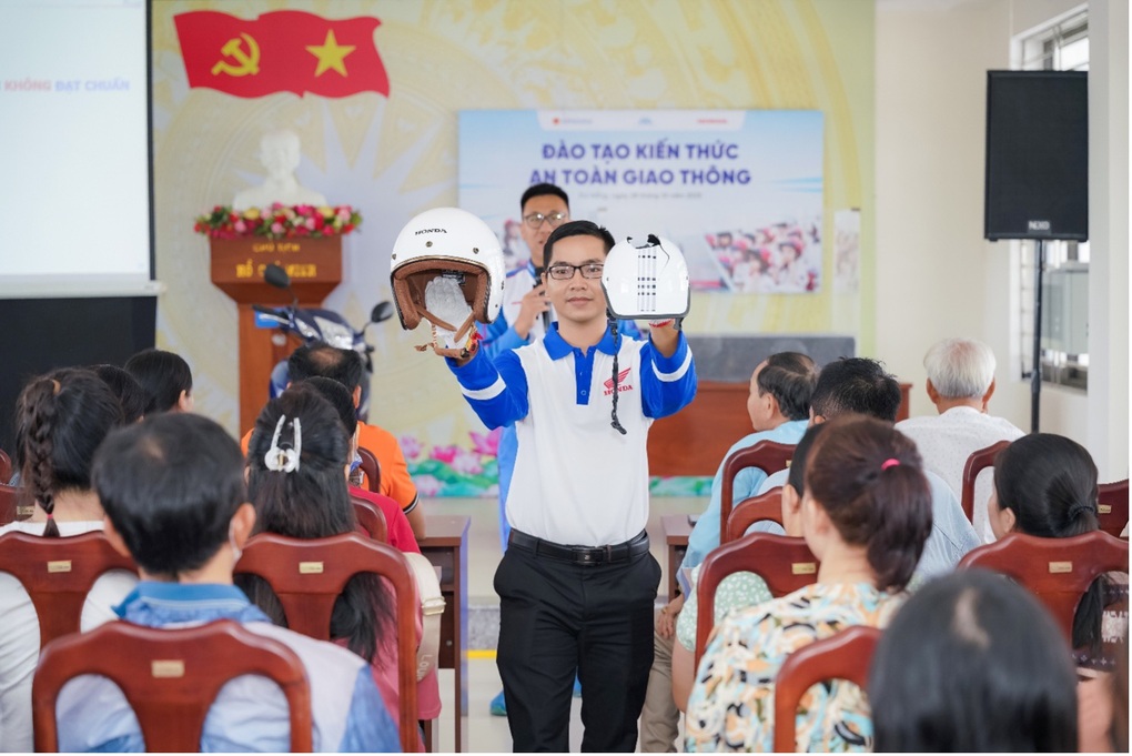 Honda Việt Nam phát động chương trình tặng mũ bảo hiểm cho học sinh lớp một miền Trung