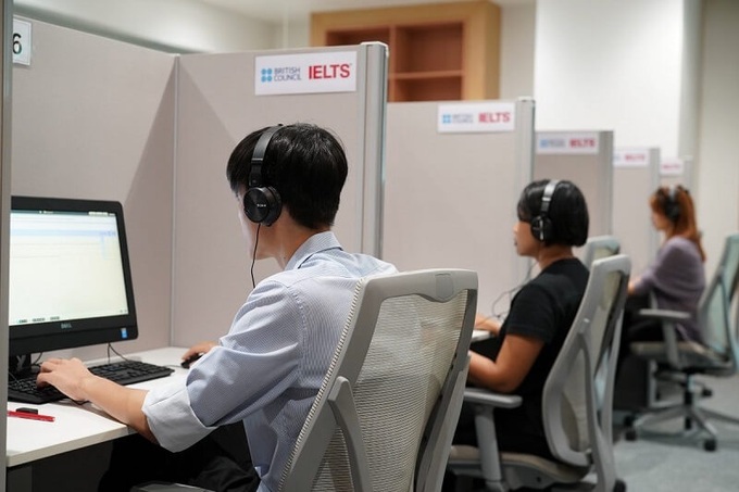 Học sinh cần ôn luyện và đăng ký thi chứng chỉ ngoại ngữ vào thời điểm thích hợp.