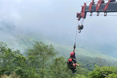 Cảnh sát cứu 2 người đi xe máy rơi xuống vực sâu 30m ở Vườn quốc gia Ba Vì