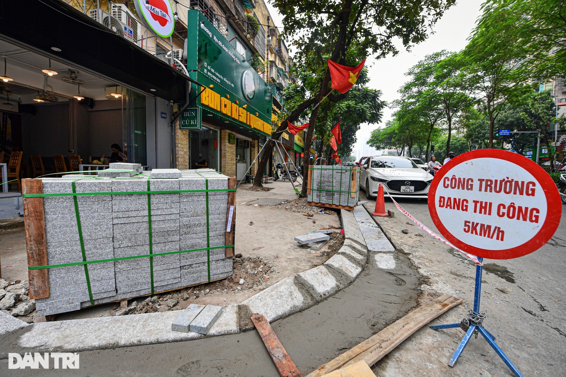 Những câu hỏi về vỉa hè lát đá độ bền 70 năm - 2 Những câu hỏi về vỉa hè lát đá độ bền 70 năm - 2