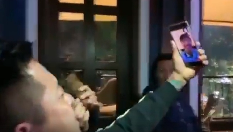 Tuấn Hưng bật khóc khi gọi Facetime với Văn Hậu, Trọng Hoàng sau chiến thắng lịch sử - 2 Tuấn Hưng bật khóc khi gọi Facetime với Văn Hậu, Trọng Hoàng sau chiến thắng lịch sử - 2