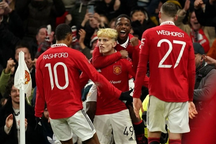 Hé lộ khoản thưởng "khủng" nếu Man Utd giành cú ăn bốn