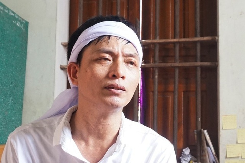 Người cha òa khóc: Con gái tôi mất rồi, cô ơi cho tôi bay sớm với - 2 Người cha òa khóc: Con gái tôi mất rồi, cô ơi cho tôi bay sớm với - 2