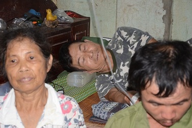 Người cựu binh ung thư khốn khổ nuôi con trai tâm thần và mẹ già 90 tuổi