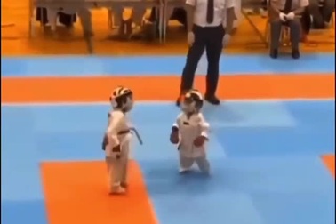 Màn thượng đài đáng yêu của 2 võ sĩ nhí