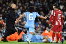 HLV Pep Guardiola lao vào sân ngăn học trò nổi điên đánh đối thủ