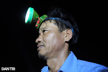 Soi đèn gặt lúa đêm những ngày nắng nóng thiêu đốt