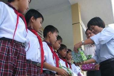 " Một triệu cuốn vở…" đến với học sinh nghèo xứ dừa Bến Tre