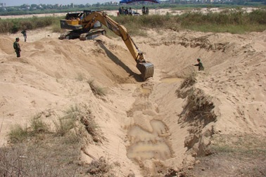 Khai quật tìm hài cốt liệt sĩ giữa lòng sông