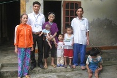 Trao hơn 16 triệu đồng đến gia đình anh Hồ Thanh Chức