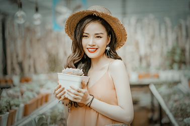 Hoa khôi Vũ Thanh Tú tươi tắn đón sinh nhật