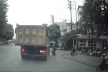 Rẽ ẩu, ô tô tải suýt lấy mạng người đi xe máy