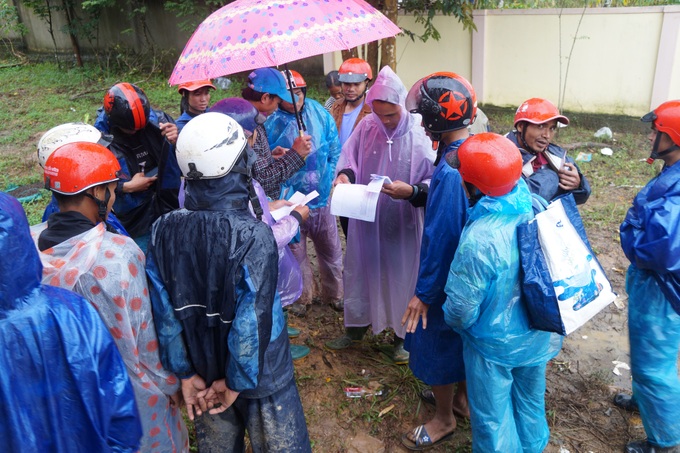 Hơn 3 giờ lội bộ đi nhận quà cứu trợ - Ảnh 11. Hơn 3 giờ lội bộ đi nhận quà cứu trợ - Ảnh 11.