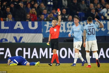 Với 10 người, Man City vẫn ngược dòng hạ Schalke 04