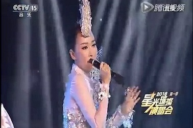 Nữ ca sĩ bị lộ hát nhép vì… cầm ngược mic