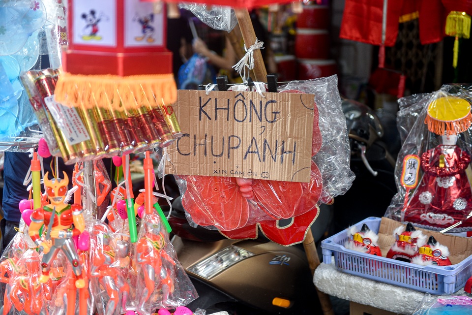 Sau tranh cãi thu tiền chụp ảnh: Tiểu thương Hàng Mã có chấp hành gỡ biển? - 8 Sau tranh cãi thu tiền chụp ảnh: Tiểu thương Hàng Mã có chấp hành gỡ biển? - 8