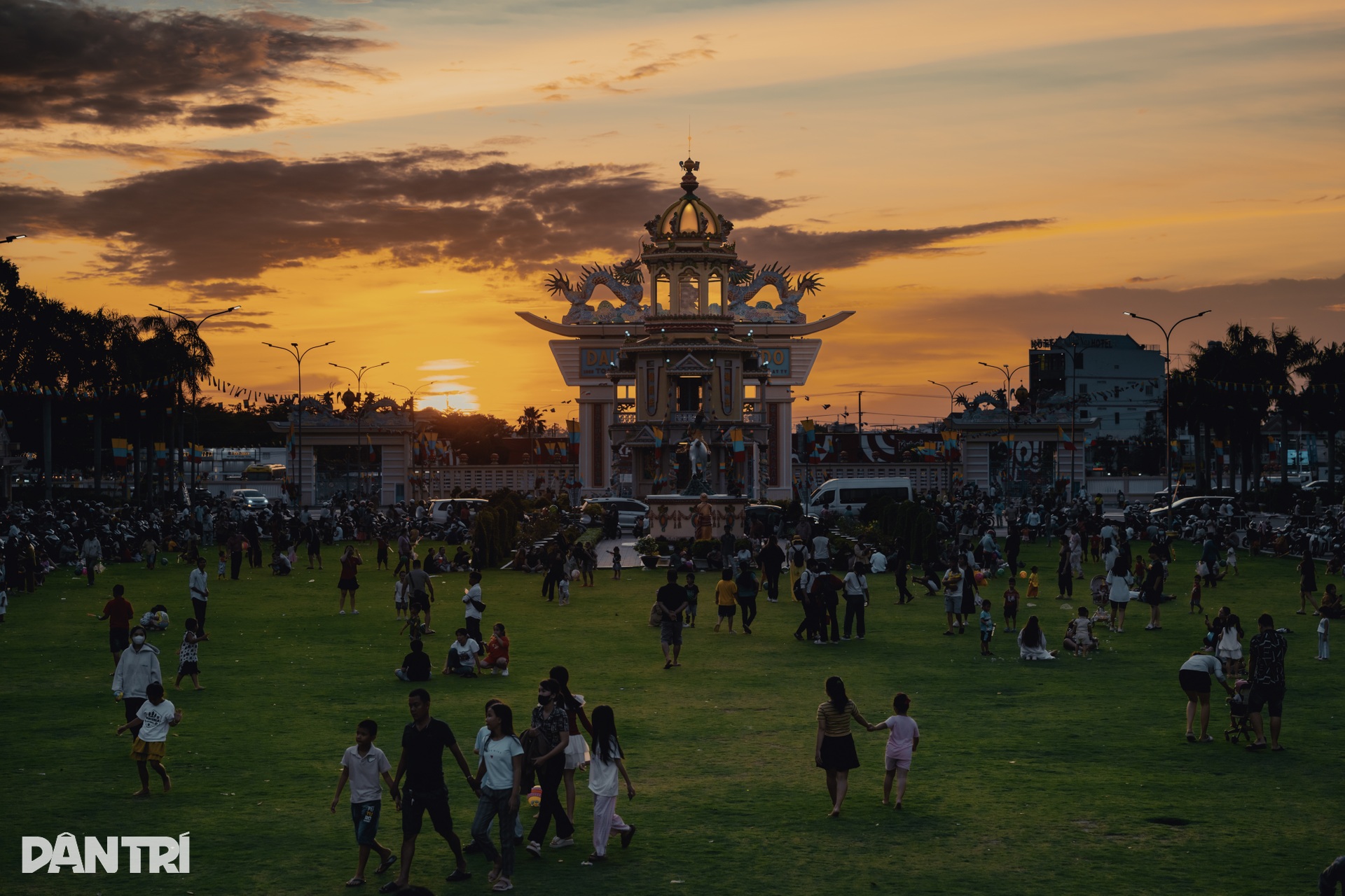 Biển người về Tòa Thánh Tây Ninh dự đại lễ 100 năm Hội yến Diêu Trì Cung - 12