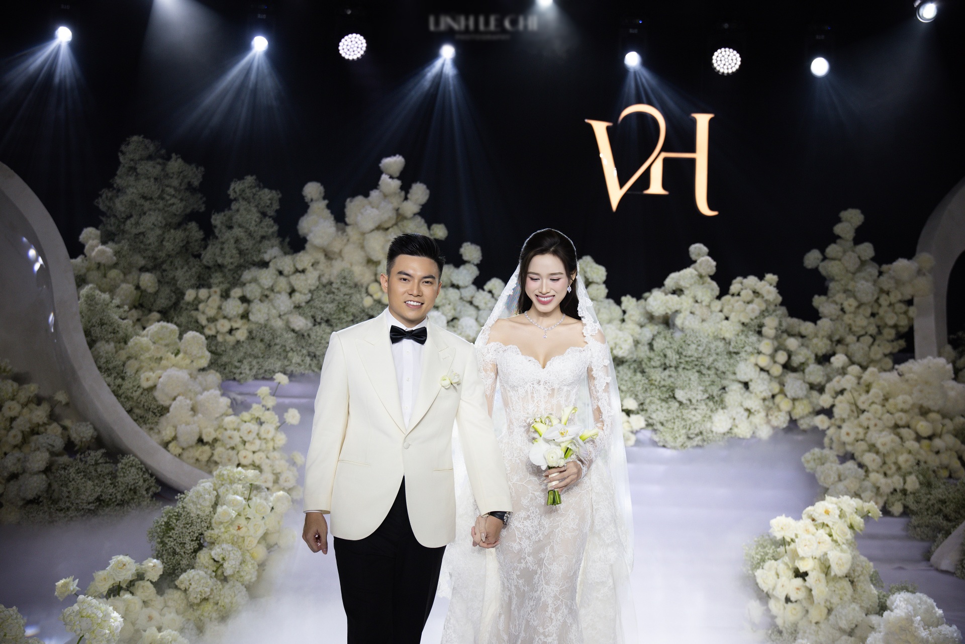 Hoa hậu Đỗ Thị Hà và chồng doanh nhân khóa môi tình tứ tại lễ cưới Hà Nội - 1