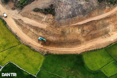 Múc đất làm dự án dù chưa được cấp phép vì "không còn cách nào khác"