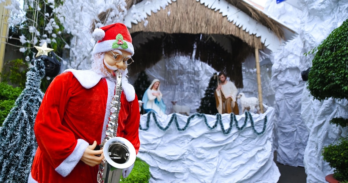 View - Không khí Giáng sinh rộn ràng tại các xóm đạo ở TPHCM | Báo Dân trí