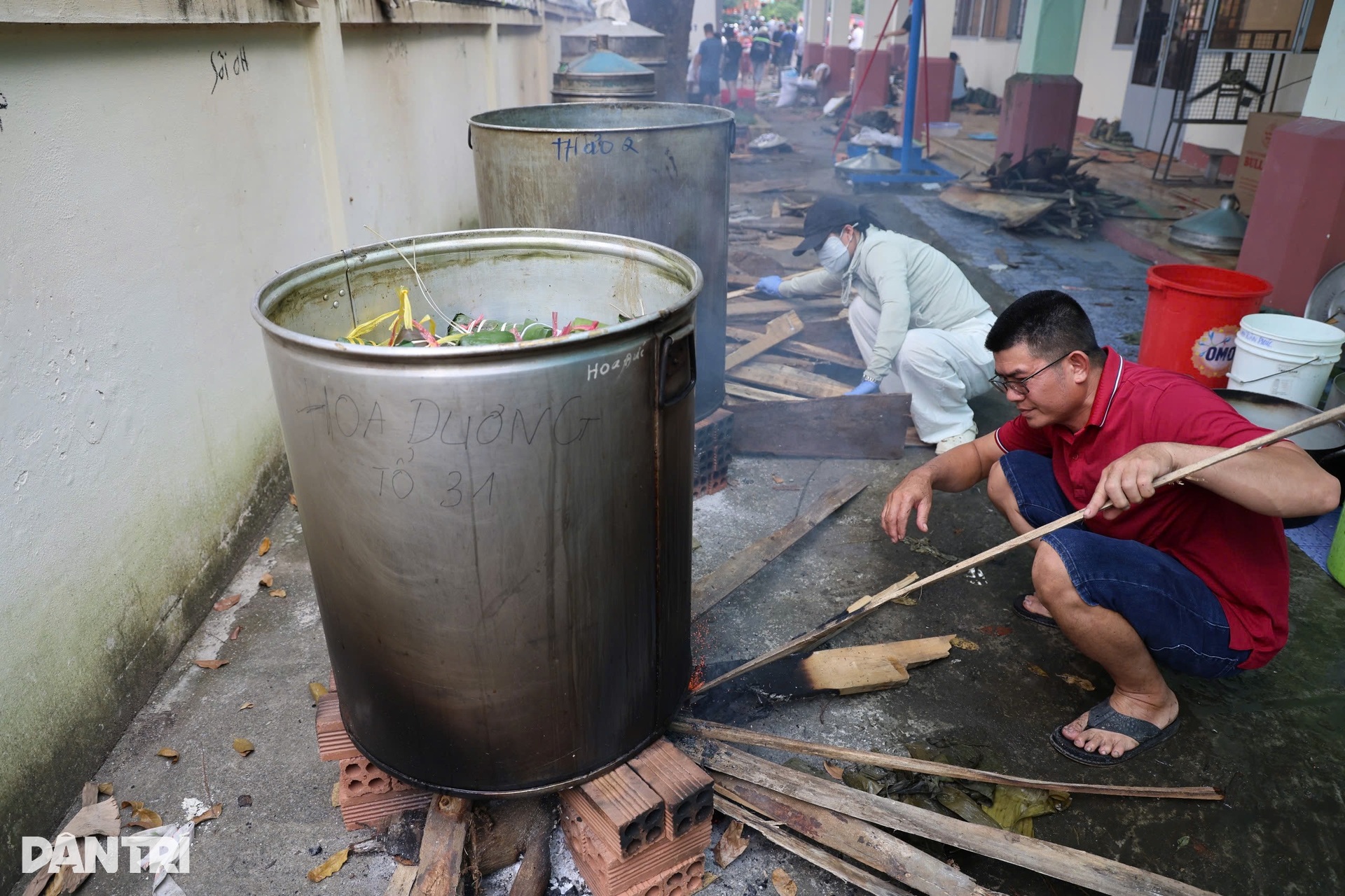 Hàng trăm người dân Đồng Nai trắng đêm gói 3.000 bánh gửi vùng lũ Phú Yên - 4