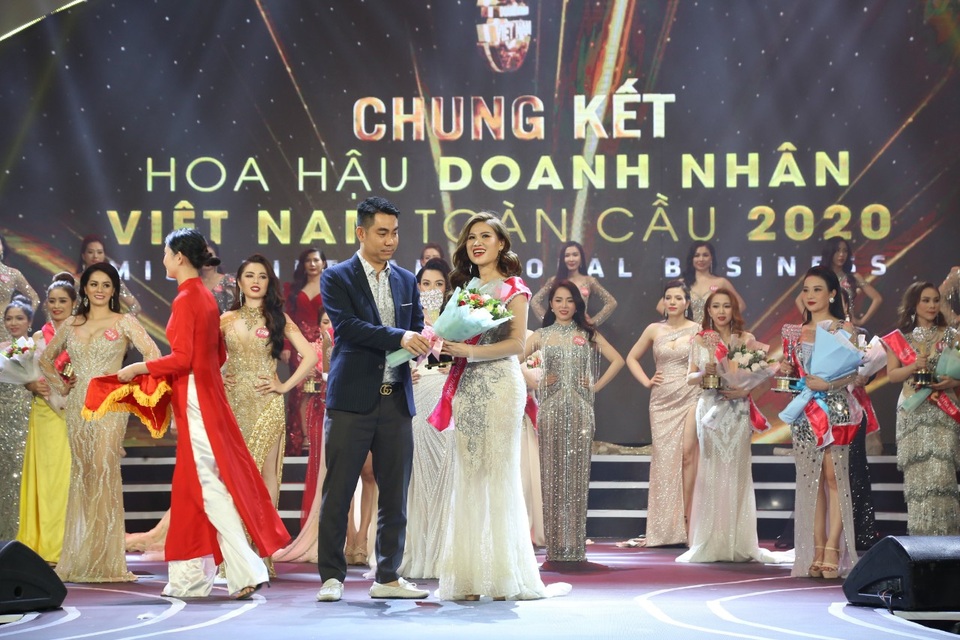 Nhà báo Trung Hoàng trao giải người đẹp truyền thông 2020 - 6 Nhà báo Trung Hoàng trao giải người đẹp truyền thông 2020 - 6