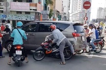 Xôn xao clip gần chục người dân truy đuổi ô tô gây tai nạn