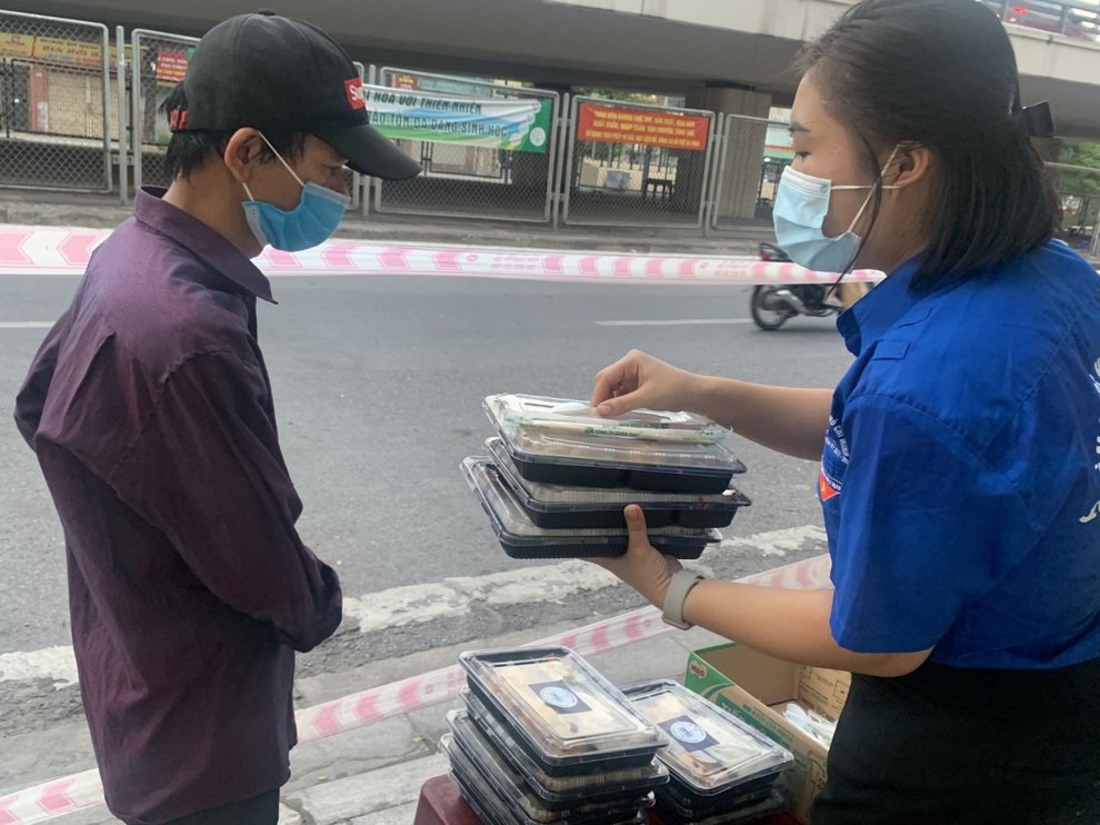 Cán bộ Đoàn ăn vội bữa trưa ở góc cầu thang, tất bật lo cơm cho người nghèo - 7 Cán bộ Đoàn ăn vội bữa trưa ở góc cầu thang, tất bật lo cơm cho người nghèo - 7