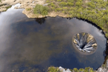 Hố sâu không đáy như chiếc phễu hút vạn vật nằm giữa lòng hồ