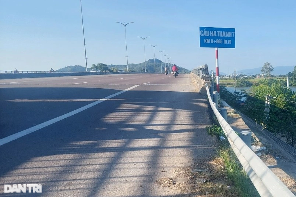 Hàng loạt bu lông, ốc vít và hộ lan trên quốc lộ bị tháo trộm - 1 Hàng loạt bu lông, ốc vít và hộ lan trên quốc lộ bị tháo trộm - 1