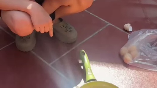 Nhiều người rủ nhau mang trứng ra giữa trời nắng rán